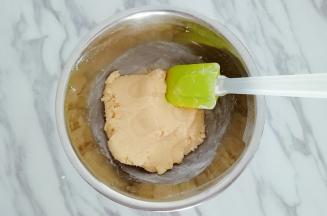 用刮刀翻拌成面团