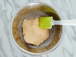 用刮刀翻拌成面团