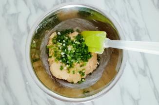 加入提前切好的香葱碎，翻拌均匀