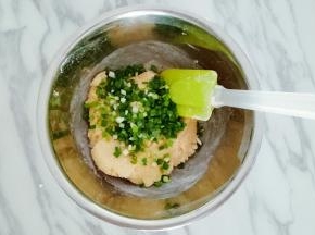 加入提前切好的香葱碎，翻拌均匀