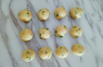 将面团分成20克左右的小剂子