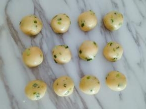 将面团分成20克左右的小剂子