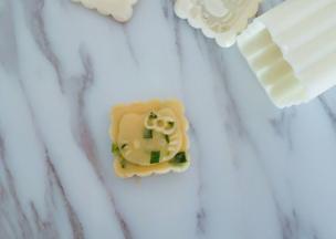 压出花型，依次完成