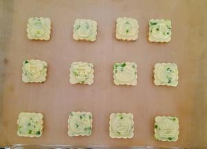 烤盘中铺层油纸，把桃酥放在烤盘上