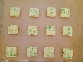 烤盘中铺层油纸，把桃酥放在烤盘上