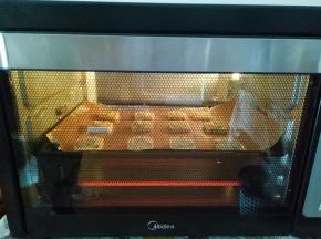 烤箱预热，160度15分钟