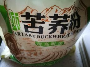 要买纯苦荞粉，苦荞粉是没有筋度的 要搭配着白面一起才好做些面食