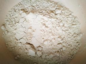 称重放碗里，苦荞颜色偏黄，是正常的，含丰富的黄酮