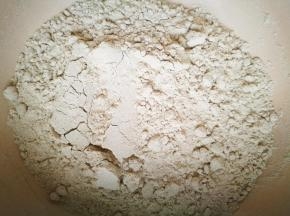 称重放碗里，苦荞颜色偏黄，是正常的，含丰富的黄酮