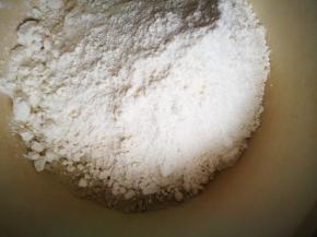 加入高筋粉，盐