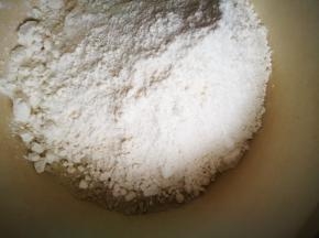 加入高筋粉，盐