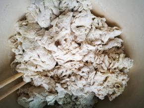 加水，拌成絮状，然后盖起来，醒面30分钟