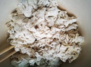 加水，拌成絮状，然后盖起来，醒面30分钟