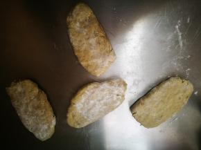 按扁，粘上面粉，开始压