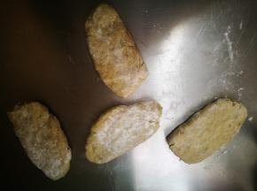 按扁，粘上面粉，开始压
