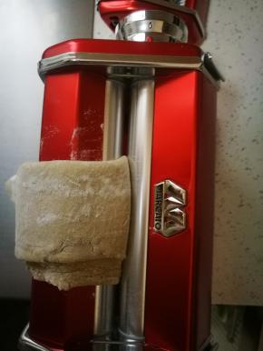 反复使用0档，压到光滑，中间需防粘撒粉