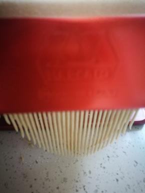 达到需要的厚度，开始压面条，我喜欢细面。之后就按个人喜好来做面条了。由于黄酮的原因，煮熟的面条黄色更深，正常的。