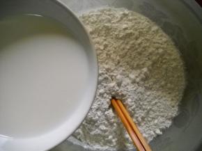 面粉、糖、盐混合，加入酵母液。