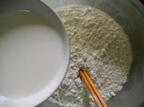 面粉、糖、盐混合，加入酵母液。