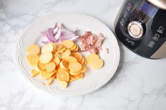 2个小红薯去皮，洋葱8分之一切成细条