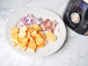 2个小红薯去皮，洋葱8分之一切成细条