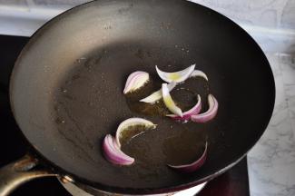 在加了少许橄榄油的锅中先炒软洋葱