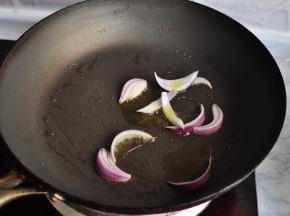 在加了少许橄榄油的锅中先炒软洋葱