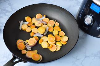 再炒一下红薯略炒。