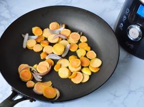 再炒一下红薯略炒。