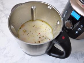 最后加入少许盐黑胡椒