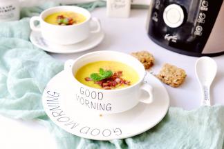 做好倒入碗中后再配上炒香的培根丁，香脆的即食麦片，热热乎首美美的享用吧！