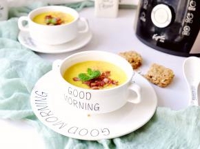 做好倒入碗中后再配上炒香的培根丁，香脆的即食麦片，热热乎首美美的享用吧！