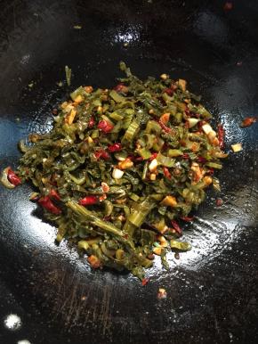 放入切好的酸菜翻炒2分钟左右！(也可以买那种酸菜鱼火锅专用的那种袋装酸菜。)