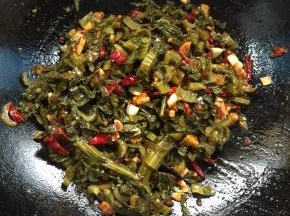 放入切好的酸菜翻炒2分钟左右！(也可以买那种酸菜鱼火锅专用的那种袋装酸菜。)