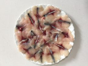 切好的鱼片加入适量的胡椒粉，料酒，玉米淀粉拌匀腌制十分钟左右！