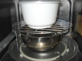 置温暖处发酵。