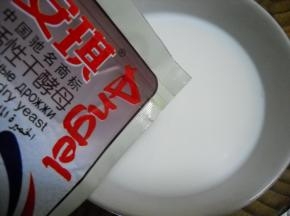 牛奶加热，酵母用温牛奶化开。