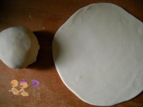 面团发酵好，揉匀、排气；取一半擀成稍厚点的面皮。