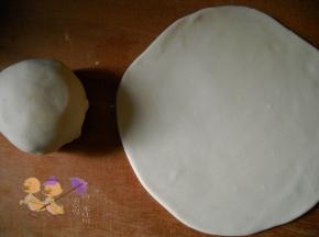 面团发酵好，揉匀、排气；取一半擀成稍厚点的面皮。