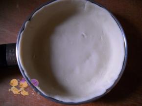 平底锅抹上一层油。放入煎锅中，边缘整理好。