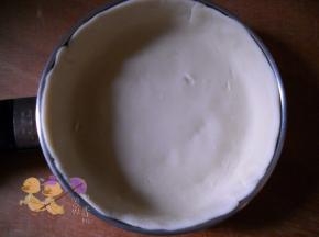 平底锅抹上一层油。放入煎锅中，边缘整理好。