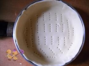 用叉子在皮面上扎出若干小眼。