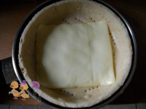 放上一片奶酪芝士。