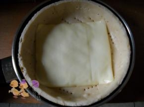 放上一片奶酪芝士。