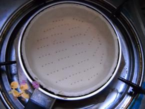 煎锅放炉上，小火煎制。