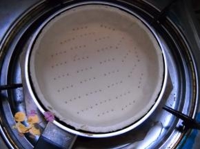 煎锅放炉上，小火煎制。