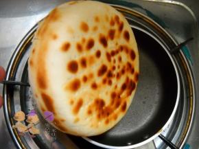 小火煎至饼皮底部焦黄。