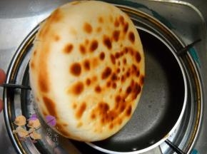 小火煎至饼皮底部焦黄。