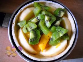 水果去皮，切小块。 水果一层层在饼皮上铺好。