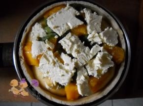 撒上乳酪；用小火烤制5分钟。